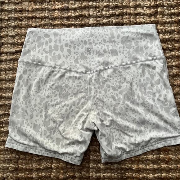 Lululemon Align High-Rise Short 6” Cheetah Camo Antique White Multi Size 16-EUC - Picture 4 of 7